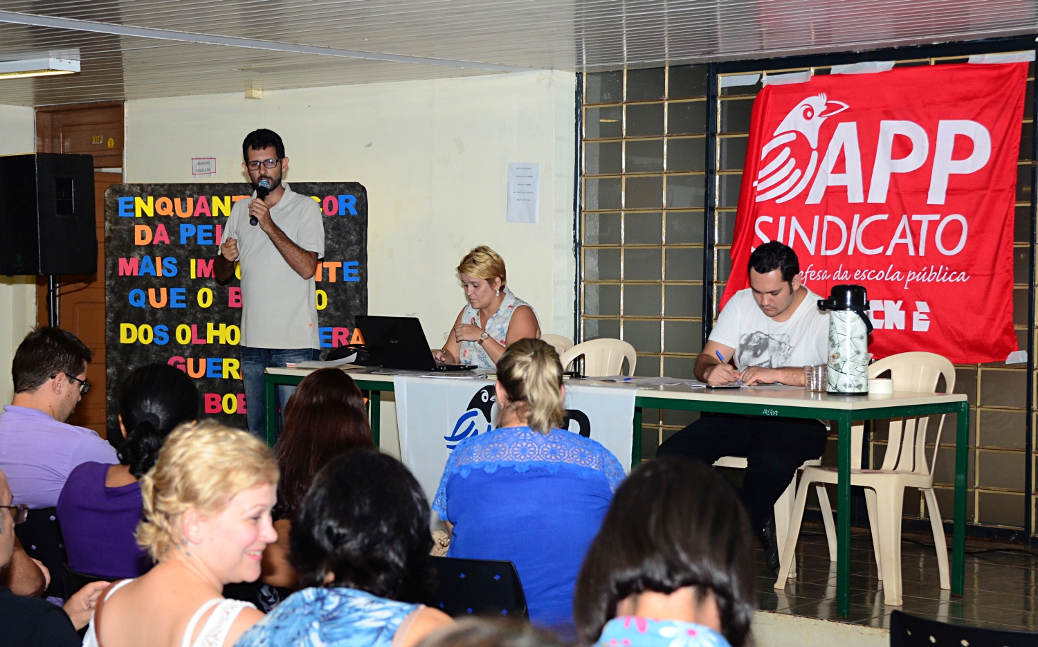 Os educadores de Foz do Iguaçu e Região foram os primeiro a aprovar a greve da categoria, em assembleia.