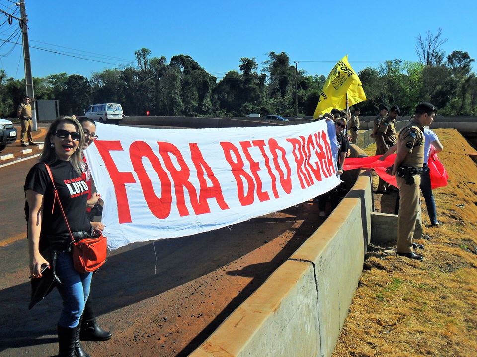Educadores iguaçuenses protestam contra o governador, na inauguração da trincheira.