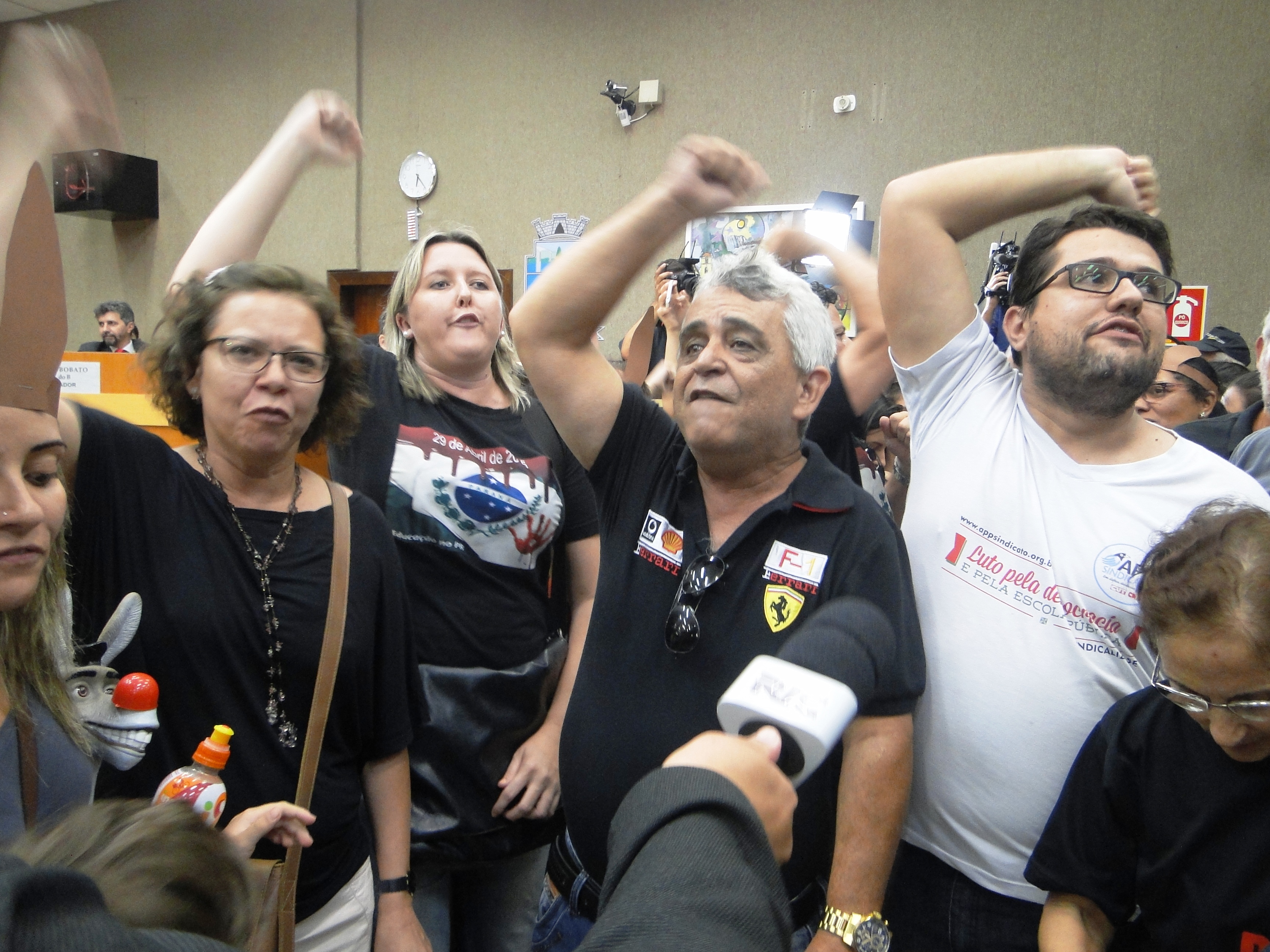 VITÓRIA linha de frente do Comitê Popular, educadores comemoram retirada do projeto.