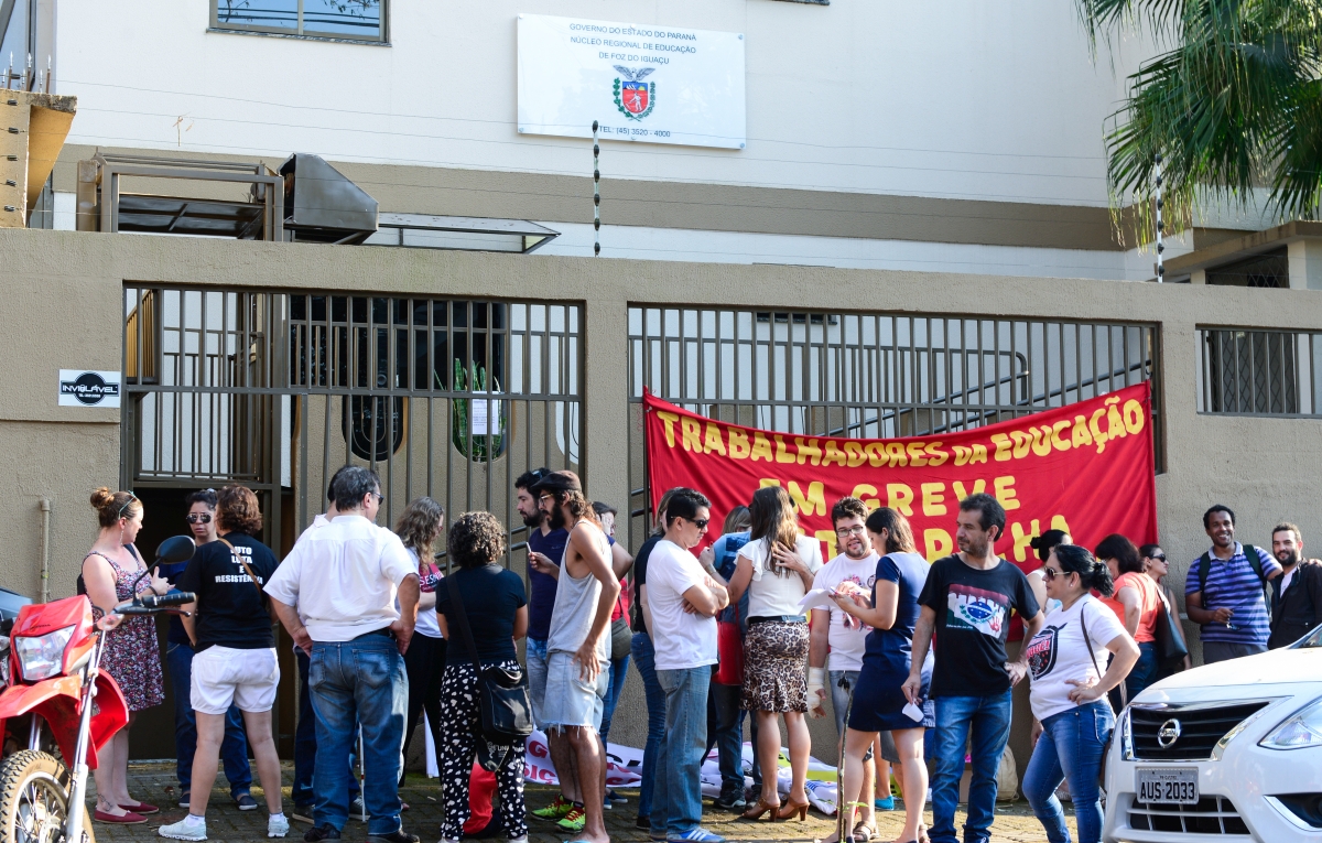 Ato de deflagração da greve foi realizado em frente ao NRE de Foz
