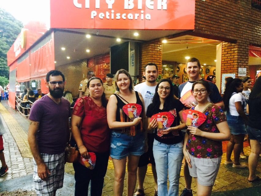 Educadores fazem panfletagem no carnaval de Foz do Iguaçu