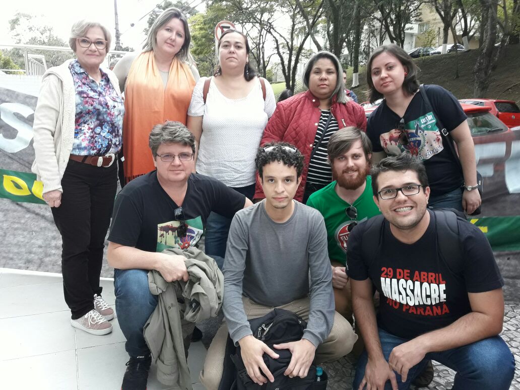 Educadores/as de Foz do Iguaçu fortalecem ato público no TJ/PR