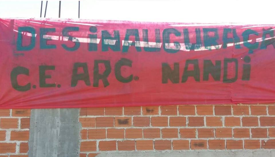 Educadores/as fizeram ato de "desinauguração" do Colégio Arcângelo Nandi