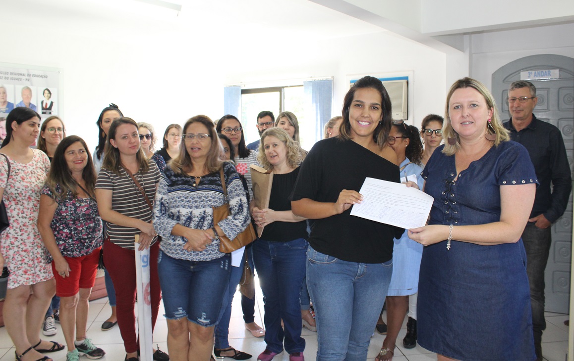 No NRE, educadores(as) entreguem documento para a chefia do órgão