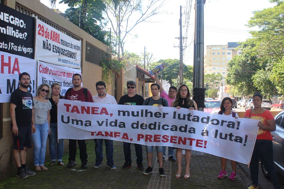 Durante manifestação da categoria, Tanea Costa é homenageada por colegas