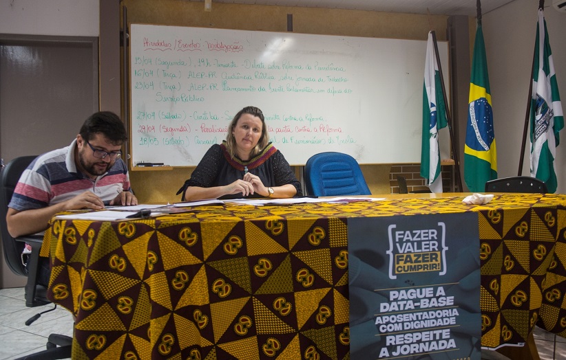 Cátia Castro e Silvio Borges, dirigentes da APP-Sindicato-Foz, conduzem a assembleia - foto Marcos Labanca